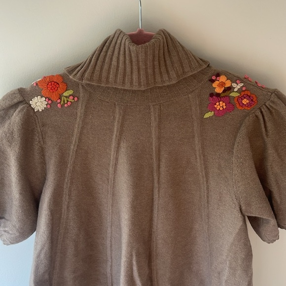Embroidered Brown short sleeve puff Sweater knitted and knotted Anthropologie xs - Picture 4 of 6